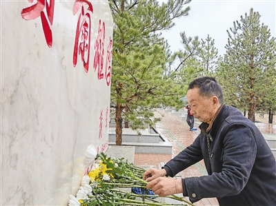 <p>　　整理群众敬献的鲜花。</p>