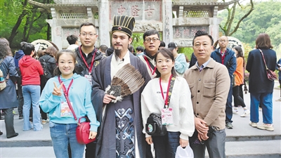 <p>　　队员们在古隆中景区和“诸葛亮”合影。</p>