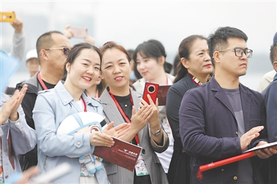 <p>　　队员们参加送别仪式。</p>