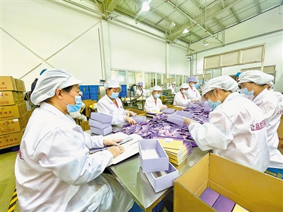 <p>　　同阳新村的村民在杞里香扶贫车间分装枸杞。</p>