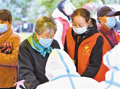 <p>　　“红马甲”协助群众进行核酸检测登记。</p>