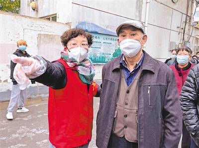 <p>　　“叔叔，您往队伍前面走，老年人有绿色通道。”</p>