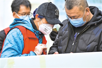 <p>　　巾帼志愿者帮助居民在“我的宁夏”App里进行健康打卡。</p>