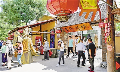 <p>　　石嘴山市大武口区龙泉村通过产业链的优化组合，带动整体旅游发展规划布局，有效拉动旅游消费，成为远近闻名的“小康村”。</p><p>　　本报记者　王晓龙　摄</p>