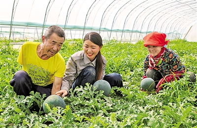 <p>　　吴忠市利通区金银滩镇西滩村致富带头人杨荣（左）指导村民种植蔬菜。</p><p>　　（图片由受访者提供）</p>