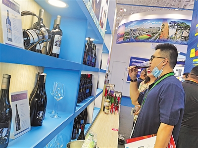 <p>　　消博会宁夏展区，贺兰山东麓盛产的红酒吸引参观者纷纷品尝。</p>