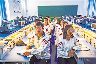 <p>　　学生进行实训课程学习。</p>