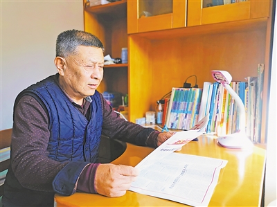     银川市民付全心学习报纸上刊发的党的二十大报告摘登。