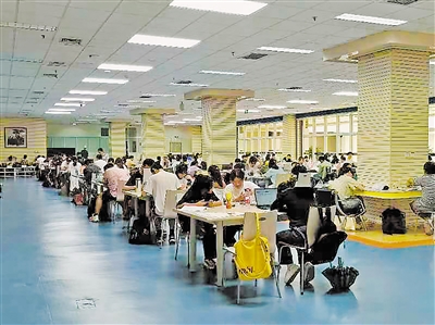     暑假，宁夏图书馆的共享阅读室坐满了人。