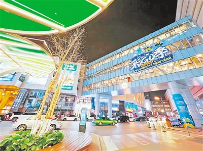     晚上，银川阅彩城商圈热闹依旧，好的商业氛围是首店成长的沃土。
    本报记者 杨娟 摄