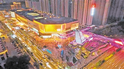     夜晚的悠阅城，霓虹闪烁。（资料图片）