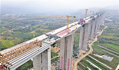 9月30日，银昆高速公路友联红河特大桥顺利合龙。                                                      本报记者 剡文鑫 摄