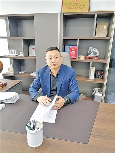 锁玉城在办公室。<br/>　　（图片由受访者提供）