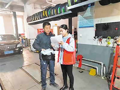 马尚红（右）在社区工作人员指导下对辖区商户进行安全检查。	 （图片由受访者提供）