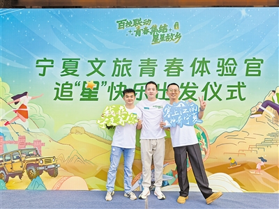 福州大学周文华（右一）。
