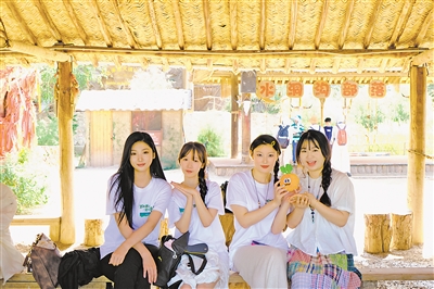 宁夏大学林语涵笑（左一）。<br/>　　（本版图片均由受访者提供）