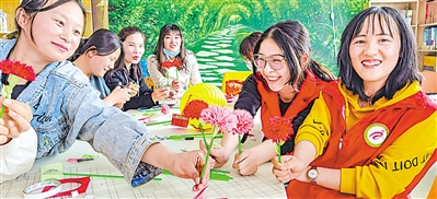 黄河花园居民在一起制作手工花卉康乃馨。
