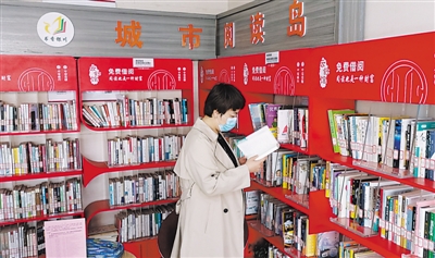 <p>　　用书籍平静生活的烦乱。　</p><p>　　本报记者　王　刚　摄</p>