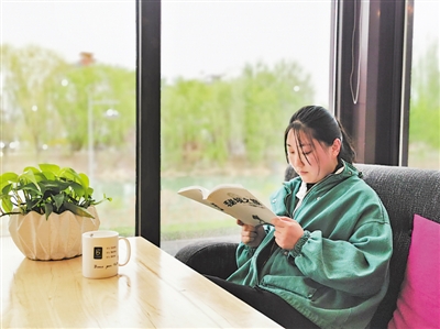 <p>　　静坐闲庭捧书香。</p><p>　　本报记者　王　溦　摄</p>