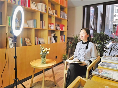 <p>　　一文书店主理人夏怡雯在录制书目推荐视频。</p>
