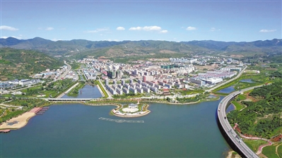 <p>　　隆德县城</p>