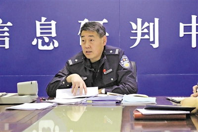 <p>　　刑警皮学锋在工作中。</p><p>　　（图片由固原市公安局经济开发区分局提供）</p>
