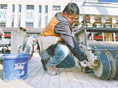 <p>　　吴忠市伊禾农机作业服务有限公司的工人正在检修机械。</p>