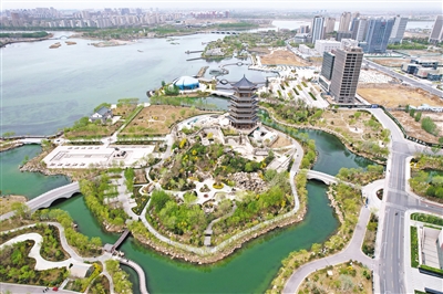     蜿蜒的水系萦绕，为银川阅海湾中央商务区乃至银川市打造了一处休闲娱乐的好去处。