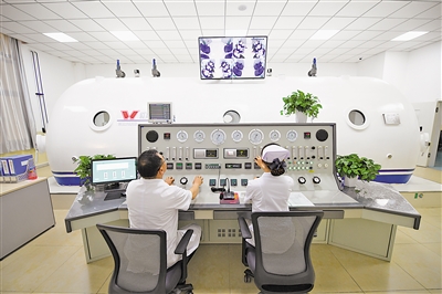 <p>　　　　基本医疗服务能力的提升，让更多的群众在家门口享受到优质医疗服务。本报记者　李涛　王洋　摄</p>