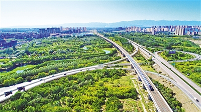 <p>　　银川南绕城高速公路与银西高铁纵横交错，共同构筑了四通八达的现代交通网。</p>