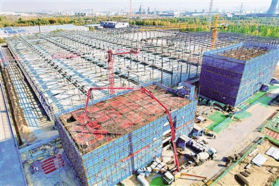     龙祥新能源年产80万吨光伏支架生产项目建设现场。该项目总投资8.4亿元，建筑面积7万平方米，目前项目生产车间、仓库、办公楼以及宿舍楼的基础施工整体已经完成，正在进行车间钢结构安装。建成后，将成为西北地区产能规模最大的光伏支架生产项目，实现产值超50亿元，进一步完善银川经开区从拉晶、切片、电池片到电池组件的光伏发电产业链条。