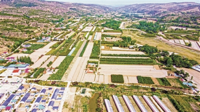 <p>　　秀美红河川。</p>
