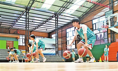 <p>　　孩子们在体育馆参加篮球训练。</p>