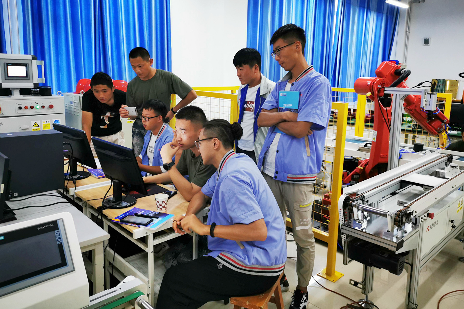 机械学院学生在现代装备制造实训中心实训室上课.jpg